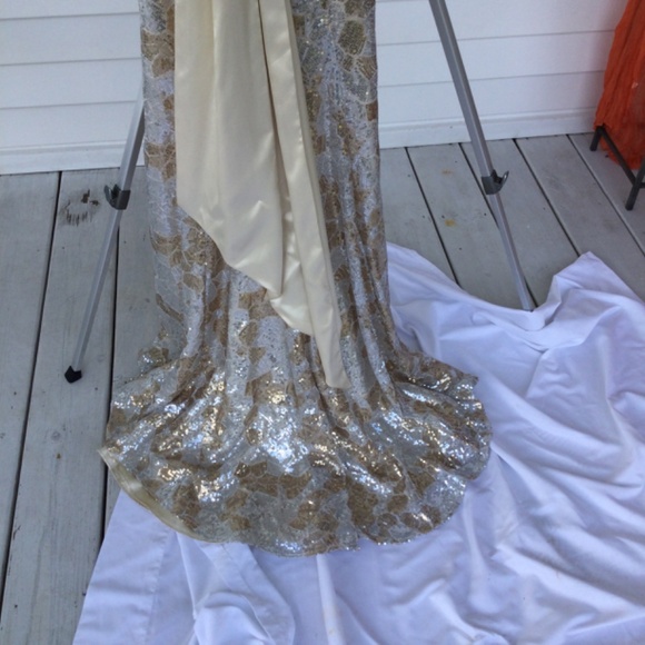 Cire’ Strapless or Halter Silver and Champagne sequine gown, size 4 - Picture 5 of 14